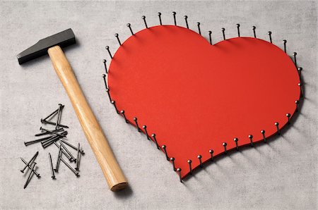 freiné - Nails outlinging large, wooden heart and hammer Photographie de stock - Premium Libres de Droits, Code: 600-06961804