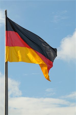 Close-up of German flag against blue sky Photographie de stock - Premium Libres de Droits, Code: 600-06961806