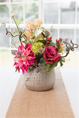 Floral centerpiece on table with burlap table runner Stockbilder - Premium RF Lizenzfrei, Bildnummer: 600-06961837