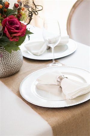 Elegant table setting at wedding event with plate charger and napkin Photographie de stock - Premium Libres de Droits, Code: 600-06961848