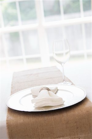 Simple and elegant place setting for one with place charger and napkin Photographie de stock - Premium Libres de Droits, Code: 600-06961840