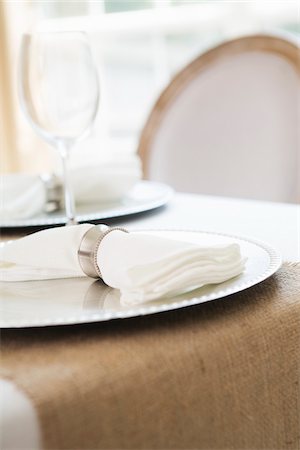 setting - Simple and elegant place setting with plate charger and napkin Stock Photo - Premium Royalty-Free, Code: 600-06961843