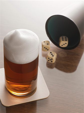 Glass of Dark Beer with Dice in the background, Studio Shot Photographie de stock - Premium Libres de Droits, Code: 600-06961874