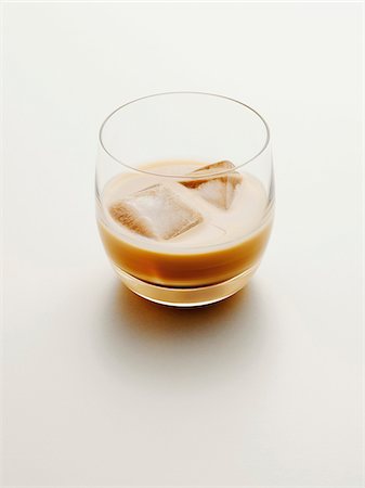 Glass of Cream Liqueur with Ice, Studio Shot Foto de stock - Sin royalties Premium, Código: 600-06961873