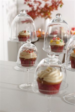 Cupcakes Displayed in Cake Stands for Party, Studio Shot Photographie de stock - Premium Libres de Droits, Code: 600-06963779