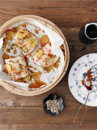 simsearch:656-03076262,k - Overhead View of Steamed Cod with Ginger, Soy Sauce and Sesame Seeds, Studio Shot Foto de stock - Sin royalties Premium, Código: 600-06963786