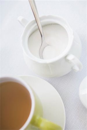 Sugar Bowl with Spoon and Cup of Tea in Green Mug, Studio Shot Foto de stock - Sin royalties Premium, Código: 600-07066881