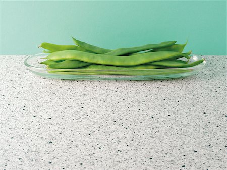 Raw, green, runner beans in glass dish on countertop, studio shot Foto de stock - Sin royalties Premium, Código: 600-07067108