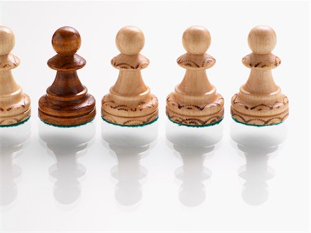 rivaux - Dark wooden chess piece in row of light wooden chess pieces Photographie de stock - Premium Libres de Droits, Code: 600-07067132