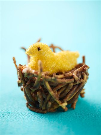 simsearch:600-07110446,k - Easter candy decoration on turquoise background, studio shot Photographie de stock - Premium Libres de Droits, Code: 600-07067174