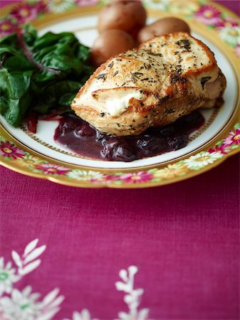 pochiert - Stuffed turkey breast with vegetables on elegant plate, studio shot Stockbilder - Premium RF Lizenzfrei, Bildnummer: 600-07067176