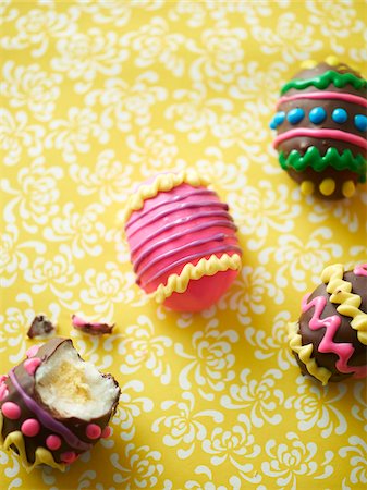 Decorated Easter eggs on floral background, studio shot Photographie de stock - Premium Libres de Droits, Code: 600-07067171