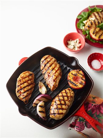 en bandeja - Grilled Chicken and vegetables in a grilling pan, studio shot Foto de stock - Sin royalties Premium, Código: 600-07067172