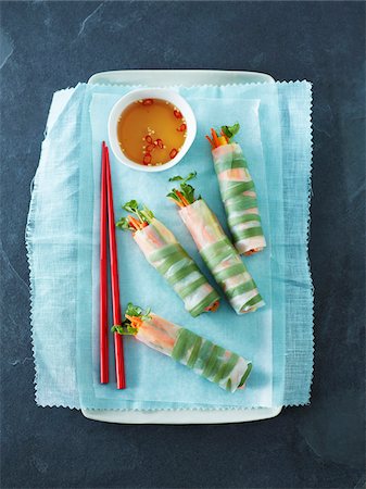 Overhead View of Vietnamese Rice Paper Rolls (Goi Cuon) with Dipping Sauce, Studio Shot Photographie de stock - Premium Libres de Droits, Code: 600-07067596