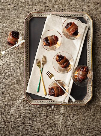 plateau - Overhead View of Devils on Horseback Appetizers on Tray, Studio Shot Photographie de stock - Premium Libres de Droits, Code: 600-07067606