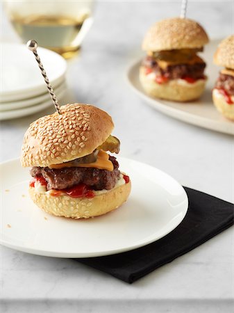 sandwich (food) - Close-up of Beef Slider on Plate, Studio Shot Photographie de stock - Premium Libres de Droits, Code: 600-07067608