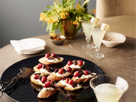 Grape Crostini on Platter with Drinks, Studio Shot Stockbilder - Premium RF Lizenzfrei, Bildnummer: 600-07067619