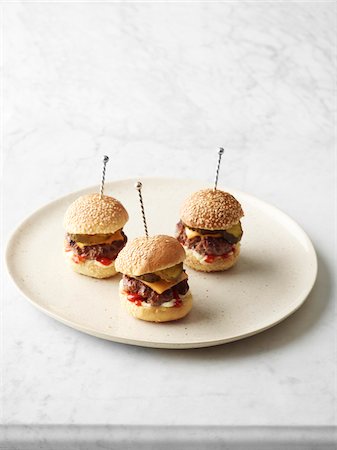 sandwich - Beef Sliders on Plate, Studio Shot Stockbilder - Premium RF Lizenzfrei, Bildnummer: 600-07067613