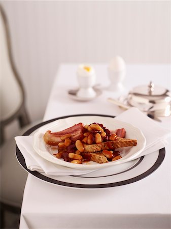 Bacon and Baked Beans on Toast, Studio Shot Stockbilder - Premium RF Lizenzfrei, Bildnummer: 600-07067624