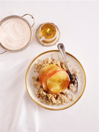 fruit bowls - Overhead View of Apple Porridge, Studio Shot Photographie de stock - Premium Libres de Droits, Code: 600-07067628