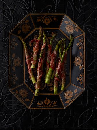 serving dish - Overhead View of Prosciutto Wrapped Asparagus, Studio Shot Photographie de stock - Premium Libres de Droits, Code: 600-07067629