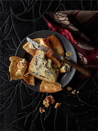 still life plate - Overhead View of Blue Cheese on Crackers, Studio shot Stock Photo - Premium Royalty-Free, Code: 600-07067631