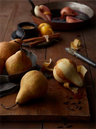 Peeling Bosc Pears on Cutting Board, Studio Shot Foto de stock - Sin royalties Premium, Código: 600-07067633