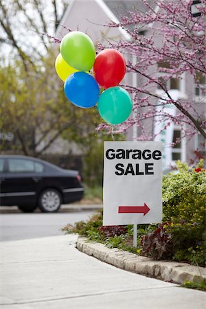 simsearch:600-07966161,k - Garage Sale Sign with Balloons, Toronto, Ontario, Canada Photographie de stock - Premium Libres de Droits, Code: 600-07067652