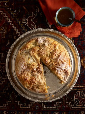 plateau d'argent - Overhead View of Meat Pie with Slice Missing, Studio Shot Photographie de stock - Premium Libres de Droits, Code: 600-07067669