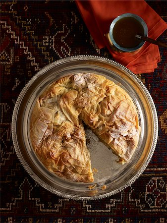 peça perdida - Overhead View of Meat Pie with Slice Missing, Studio Shot Foto de stock - Royalty Free Premium, Número: 600-07067669