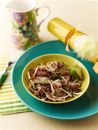 Grilled Beef Salad with Easter Decoration, Studio Shot Foto de stock - Sin royalties Premium, Código: 600-07067660