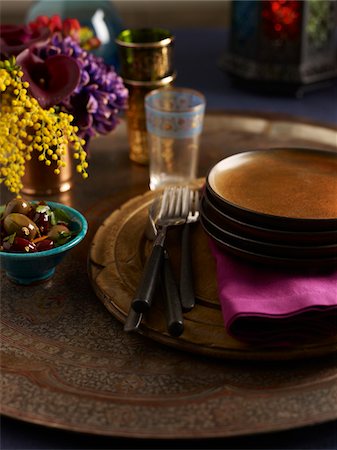 simsearch:600-07067630,k - Plates Stacked on Table with Bowl of Olives, Studio Shot Stockbilder - Premium RF Lizenzfrei, Bildnummer: 600-07067674