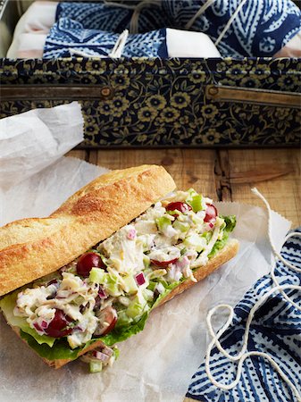 simsearch:600-07311279,k - Chicken Salad Sandwich on Baguette, Studio Shot Foto de stock - Sin royalties Premium, Código: 600-07108308