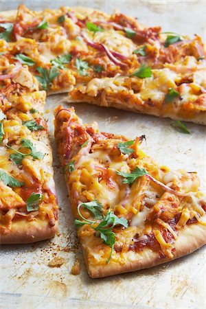 Close-up of Sliced Pizza with Chicken and Red Onions, Studio Shot Photographie de stock - Premium Libres de Droits, Code: 600-07108316