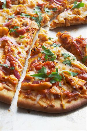 pizza - Close-up of Sliced Pizza with Chicken and Red Onions, Studio Shot Foto de stock - Sin royalties Premium, Código: 600-07108317