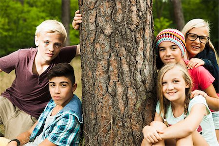 Portrait of group of children posing next to tree in park, Germany Photographie de stock - Premium Libres de Droits, Code: 600-07117120