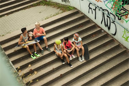 Overhead view of group of children sitting on stairs outdoors, Germany Stockbilder - Premium RF Lizenzfrei, Bildnummer: 600-07117161
