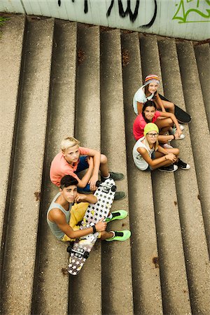 simsearch:600-07584763,k - Group of children sitting on stairs outdoors, looking up at camera, Germany Foto de stock - Sin royalties Premium, Código: 600-07117162