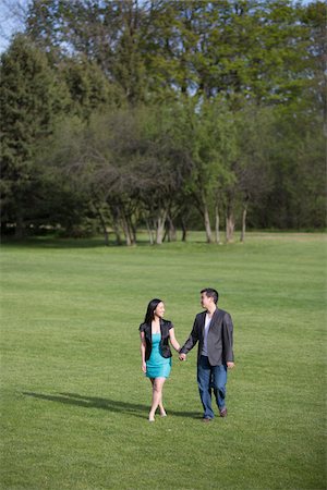 simsearch:600-05786075,k - Couple Walking and Holding Hands, Toronto, Ontario, Canada Photographie de stock - Premium Libres de Droits, Code: 600-07117231