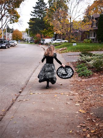 quartier - Girl Trick or Treating in Witch Costume, Toronto, Ontario, Canada Photographie de stock - Premium Libres de Droits, Code: 600-07110417