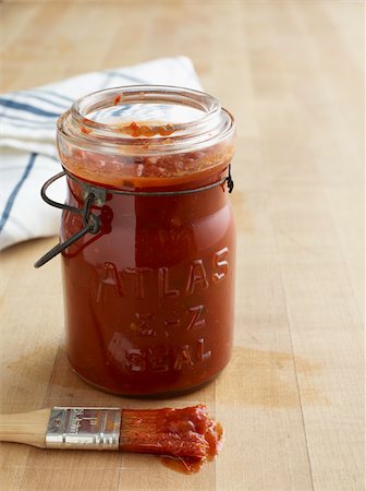 salsa - Jar of BBQ Sauce with Pastry Brush, Studio Shot Foto de stock - Sin royalties Premium, Código: 600-07110412