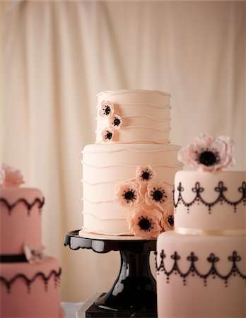 Pink Tiered Wedding Cakes, Studio Shot Foto de stock - Sin royalties Premium, Código: 600-07110425