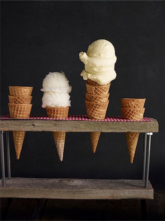 sorvete de casquinha - Ice Cream Cone Stand, Studio Shot Foto de stock - Royalty Free Premium, Número: 600-07110440