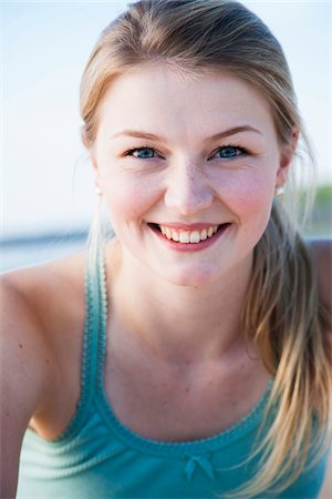 rhineland-palatinate - Portrait of Young Woman Outdoors, Worms, Rhineland-Palatinate, Germany Foto de stock - Sin royalties Premium, Código: 600-07110562