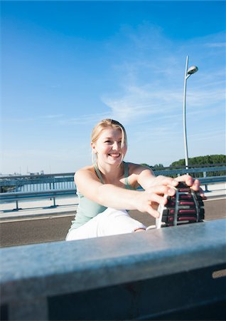 persona que trota - Young Woman Stretching, Worms, Rhineland-Palatinate, Germany Foto de stock - Sin royalties Premium, Código: 600-07110587