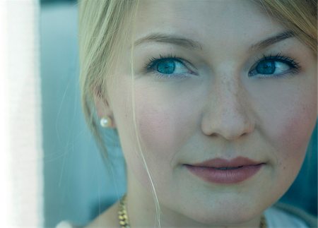 simsearch:600-07110648,k - Close-up of Young Woman Looking out Window, Mannehim, Baden-Wurttemberg, Germany Foto de stock - Sin royalties Premium, Código: 600-07110654