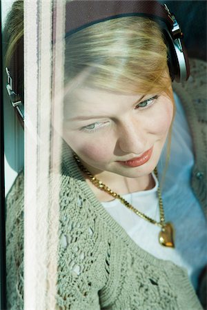 Young Woman Listening to Music and Looking out Window, Mannehim, Baden-Wurttemberg, Germany Stockbilder - Premium RF Lizenzfrei, Bildnummer: 600-07110659