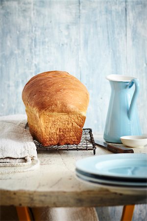 Loaf of Bread on Cooling Rack, Studio Shot Photographie de stock - Premium Libres de Droits, Code: 600-07110668