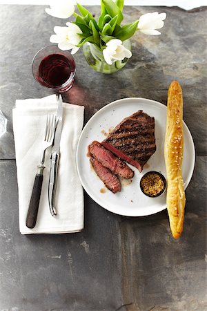 Overhead View of Steak with Spicy Mustard and Breadstick, Studio Shot Photographie de stock - Premium Libres de Droits, Code: 600-07110687