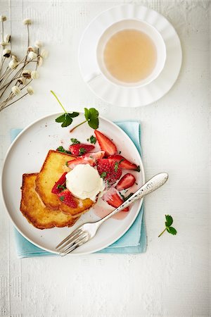 Overhead View of Strawberries on French Toast with Ice Cream and cup of Tea, Studio Shot Stockbilder - Premium RF Lizenzfrei, Bildnummer: 600-07110688